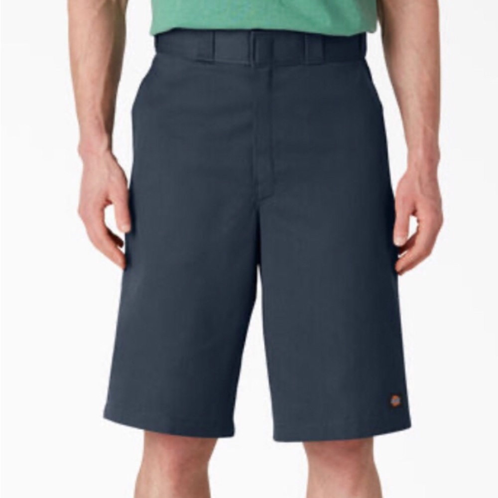 New Men’s DICKIES Loose fit flat front shorts.  Size 38.  Dark navy.
